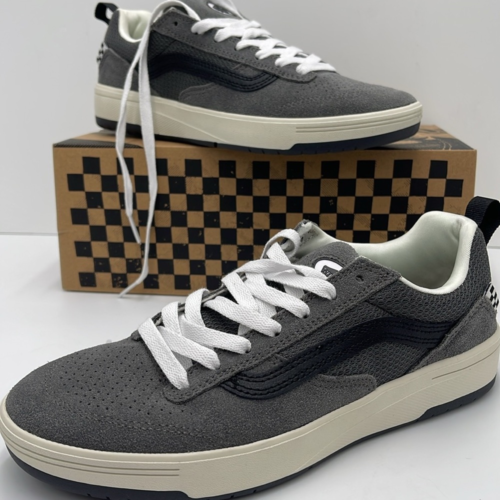Vans WMNS Zahba Grey/Black
VN0007QQN43
Sneakers - Picture 15 of 16